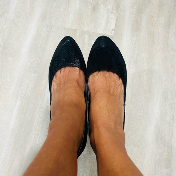 BCBG platform shoes, size 7.5, BLACK, heel 5', Worn once, good condition. - Picture 9 of 11